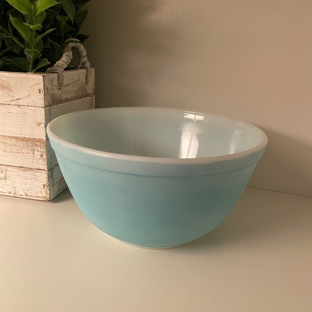 Pyrex Robin’s Egg Turquoise Blue Mixing Bowl 402 1.5 Quart Mid Century Modern